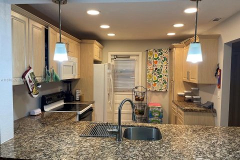 Condo in Davie, Florida, 2 bedrooms  № 1930547 - photo 7
