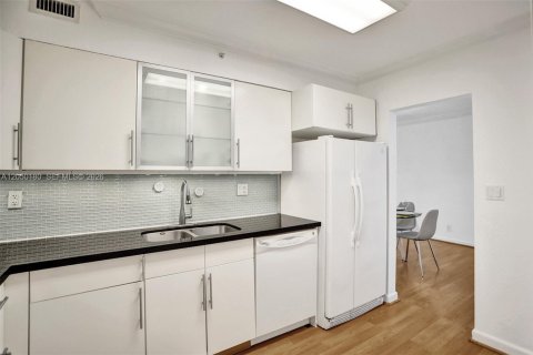 Condo in Hollywood, Florida, 1 bedroom № 2180933 - photo 18