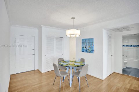 Condo in Hollywood, Florida, 1 bedroom № 2180933 - photo 6
