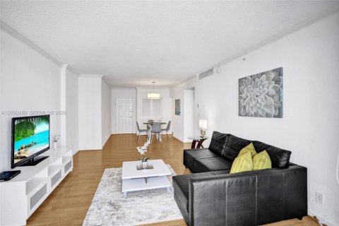 Condo in Hollywood, Florida, 1 bedroom № 2180933 - photo 8