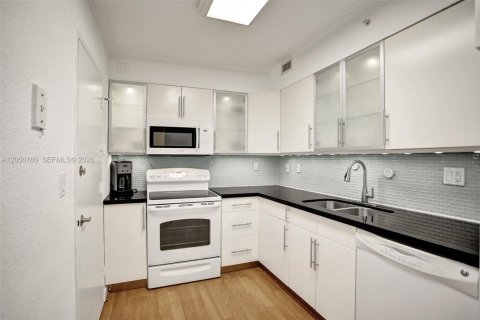 Condo in Hollywood, Florida, 1 bedroom № 2180933 - photo 17