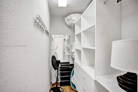 Condo in Hollywood, Florida, 1 bedroom № 2180933 - photo 16
