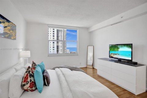 Condo in Hollywood, Florida, 1 bedroom № 2180933 - photo 13