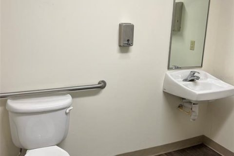 Immobilier commercial à louer à Tampa, Floride: 3344.48 m2 № 1376983 - photo 8