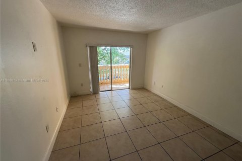 Condo in Hialeah, Florida, 2 bedrooms  № 1952598 - photo 14