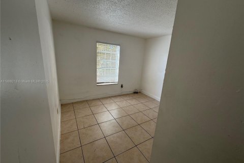 Condo in Hialeah, Florida, 2 bedrooms  № 1952598 - photo 11