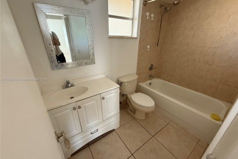 Condo in Hialeah, Florida, 2 bedrooms  № 1952598 - photo 9