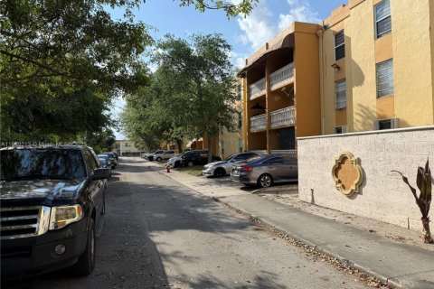 Condo in Hialeah, Florida, 2 bedrooms  № 1952598 - photo 2