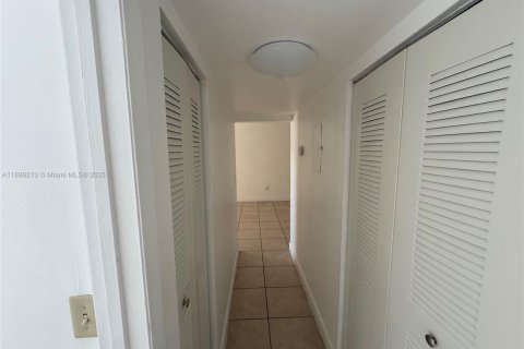 Condo in Hialeah, Florida, 2 bedrooms  № 1952598 - photo 13