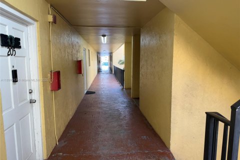 Condo in Hialeah, Florida, 2 bedrooms  № 1952598 - photo 19