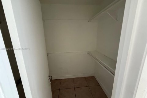 Condo in Hialeah, Florida, 2 bedrooms  № 1952598 - photo 10