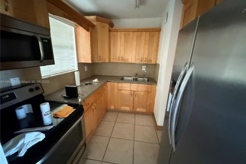 Condo in Hialeah, Florida, 2 bedrooms  № 1952598 - photo 17