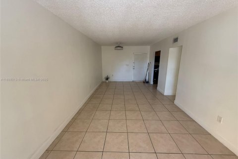 Condo in Hialeah, Florida, 2 bedrooms  № 1952598 - photo 16