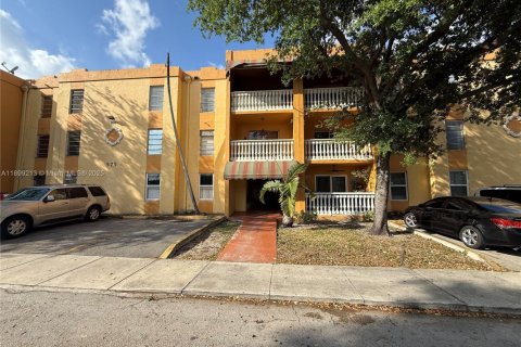 Condo in Hialeah, Florida, 2 bedrooms  № 1952598 - photo 1
