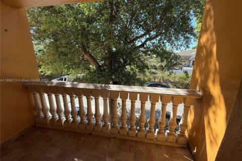 Condo in Hialeah, Florida, 2 bedrooms  № 1952598 - photo 15
