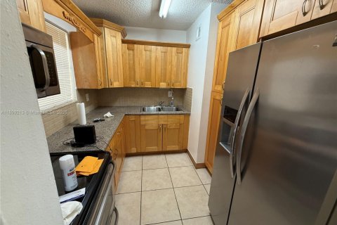 Condo in Hialeah, Florida, 2 bedrooms  № 1952598 - photo 4