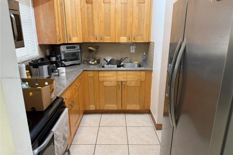 Condo in Hialeah, Florida, 2 bedrooms  № 1952598 - photo 20