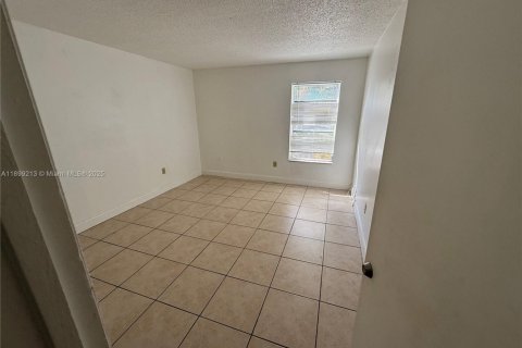 Condo in Hialeah, Florida, 2 bedrooms  № 1952598 - photo 7