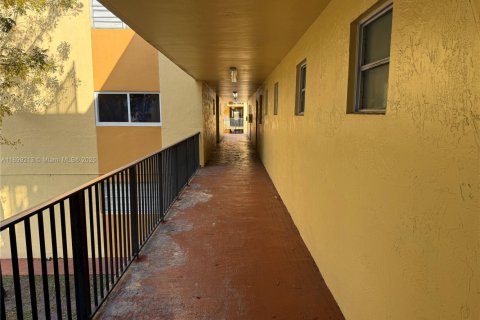 Condo in Hialeah, Florida, 2 bedrooms  № 1952598 - photo 18