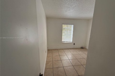 Condo in Hialeah, Florida, 2 bedrooms  № 1952598 - photo 12