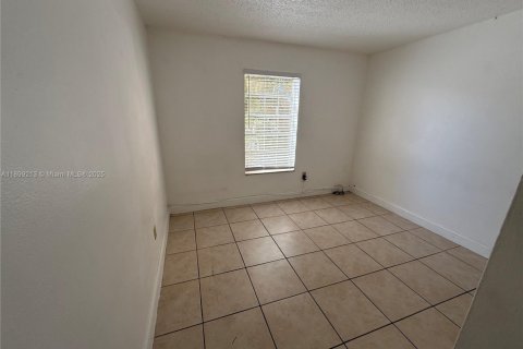 Condo in Hialeah, Florida, 2 bedrooms  № 1952598 - photo 5
