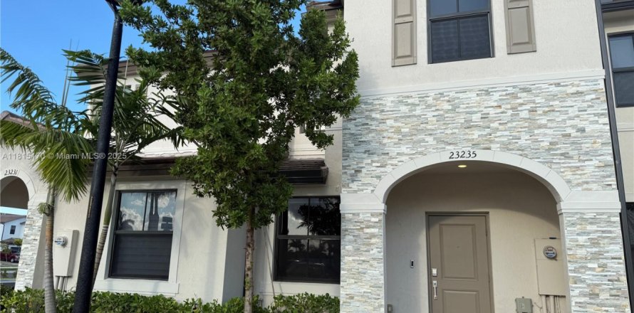 House in Miami, Florida 3 bedrooms, 129.41 sq.m. № 1766770