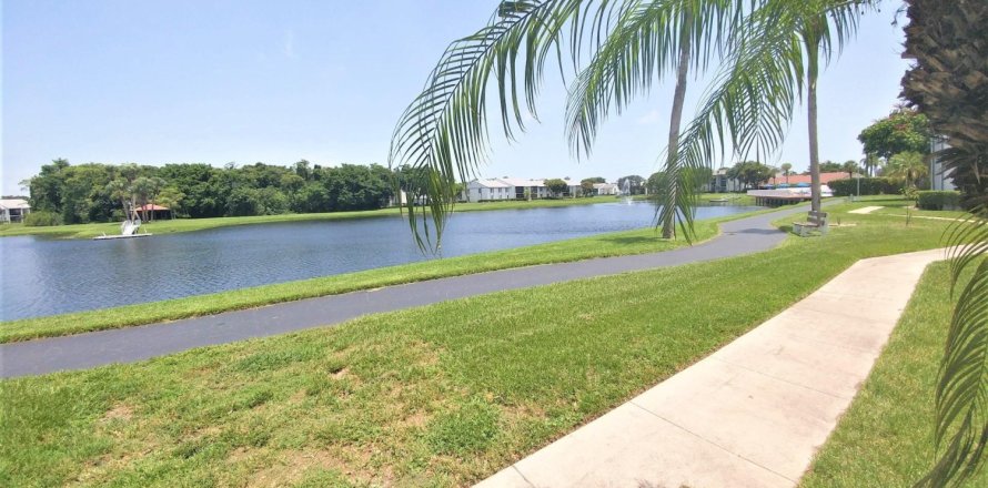 Condominio en West Palm Beach, Florida, 2 dormitorios № 1231372