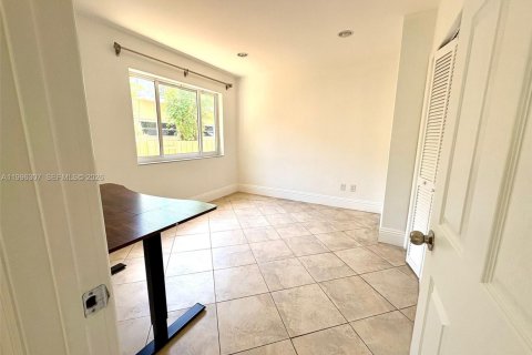 Casa en alquiler en Miami, Florida, 4 dormitorios, 181.07 m2 № 2058643 - foto 4