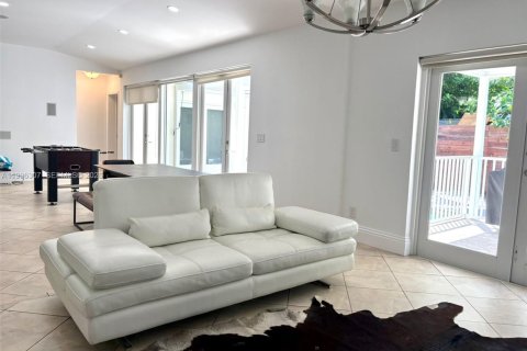 Casa en alquiler en Miami, Florida, 4 dormitorios, 181.07 m2 № 2058643 - foto 7
