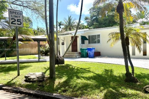 Casa en alquiler en Miami, Florida, 4 dormitorios, 181.07 m2 № 2058643 - foto 2