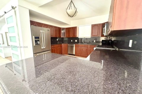 Casa en alquiler en Miami, Florida, 4 dormitorios, 181.07 m2 № 2058643 - foto 10
