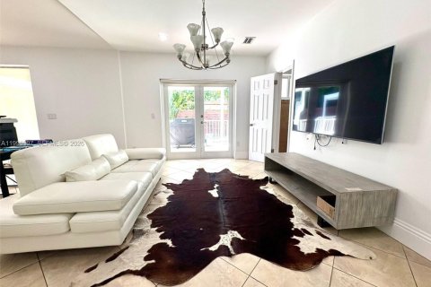 Casa en alquiler en Miami, Florida, 4 dormitorios, 181.07 m2 № 2058643 - foto 8