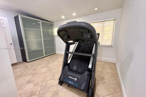 Casa en alquiler en Miami, Florida, 4 dormitorios, 181.07 m2 № 2058643 - foto 9