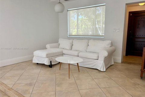 Casa en alquiler en Miami, Florida, 4 dormitorios, 181.07 m2 № 2058643 - foto 14