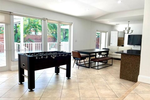 Casa en alquiler en Miami, Florida, 4 dormitorios, 181.07 m2 № 2058643 - foto 6
