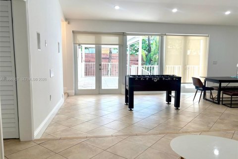 Casa en alquiler en Miami, Florida, 4 dormitorios, 181.07 m2 № 2058643 - foto 12