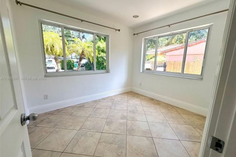 Casa en alquiler en Miami, Florida, 4 dormitorios, 181.07 m2 № 2058643 - foto 15