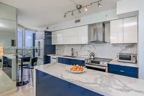 Condominio en alquiler en Miami Beach, Florida, 2 dormitorios, 128.21 m2 № 2060014 - foto 2