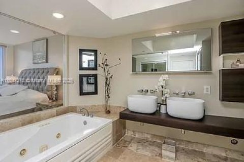 Condominio en alquiler en Miami Beach, Florida, 2 dormitorios, 128.21 m2 № 2060014 - foto 11