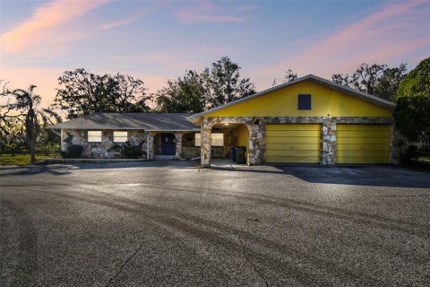 Commercial property in New Port Richey, Florida 217.11 sq.m. № 1525150 - photo 1