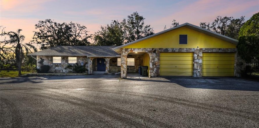 Commercial property in New Port Richey, Florida 217.11 sq.m. № 1525150
