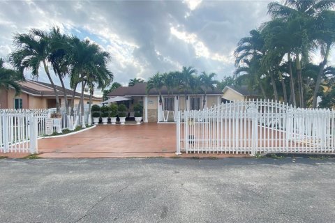 Villa ou maison à vendre à Miami Gardens, Floride: 3 chambres № 1950111 - photo 2