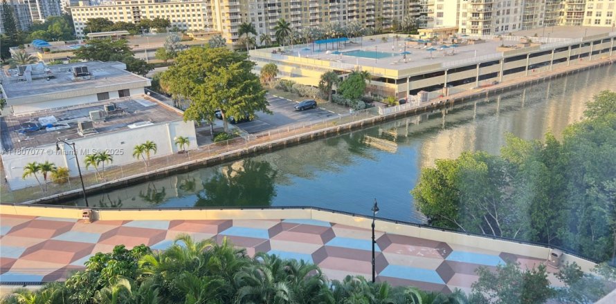 Condo in Sunny Isles Beach, Florida, 3 bedrooms  № 1739560