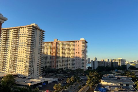 Condo in Sunny Isles Beach, Florida, 3 bedrooms  № 1739560 - photo 16