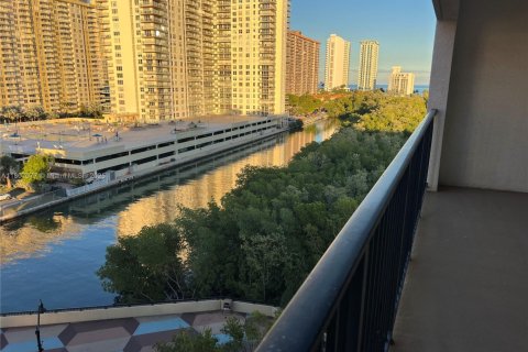 Condo in Sunny Isles Beach, Florida, 3 bedrooms  № 1739560 - photo 14