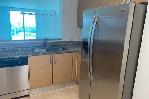 Condo in Miami, Florida, 2 bedrooms  № 1994725 - photo 17