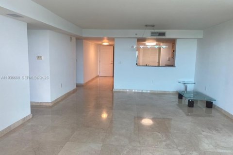 Condo in Miami, Florida, 2 bedrooms  № 1994725 - photo 6