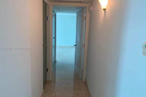 Condo in Miami, Florida, 2 bedrooms  № 1994725 - photo 7