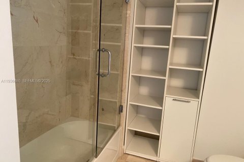 Condo in Miami, Florida, 2 bedrooms  № 1994725 - photo 9