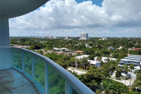 Condo in Miami, Florida, 2 bedrooms  № 1994725 - photo 3